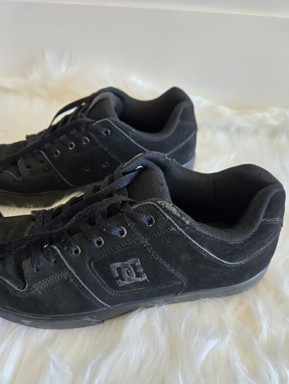 DC Pure Black Suede Skate Shoes Men's Size 12 Low Top Skateboarding Sneakers